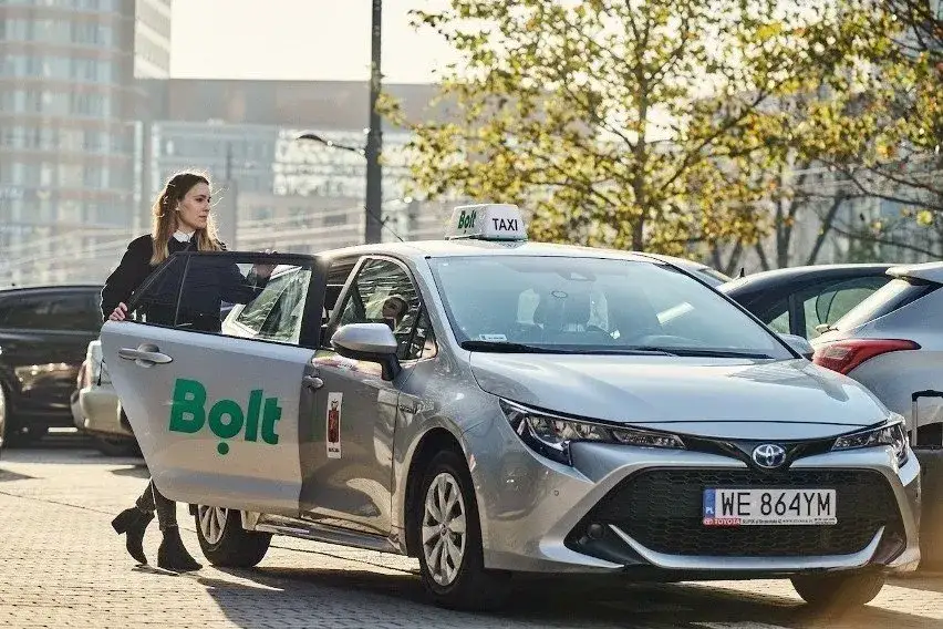 Por&oacute;wnanie taks&oacute;wki Uber Bolt lotnisko