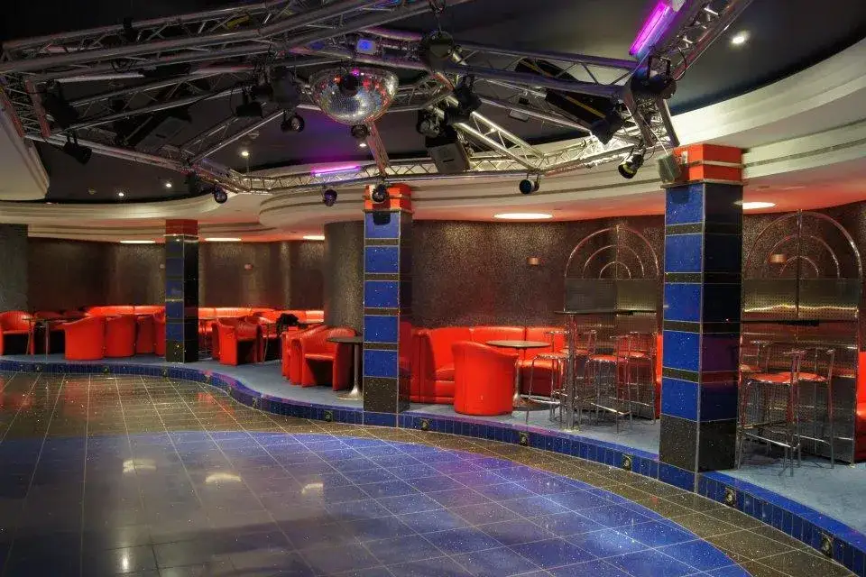 Ustroń nocą, kluby taneczne Ustroń