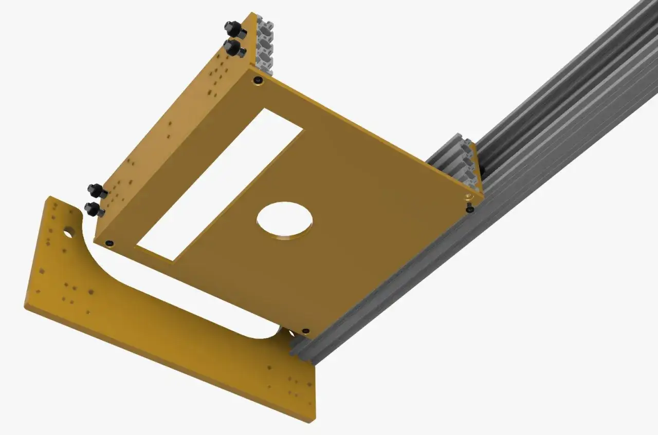 Projekt prowadnicy do piły stołowej: złota płyta z otworami, mocowana do szarej szyny aluminiowej.