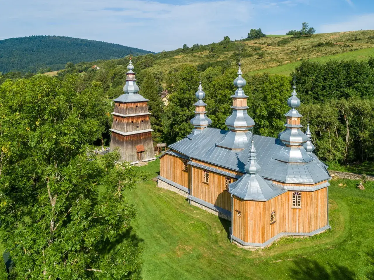 Drewniana cerkiew i dzwonnica na Podkarpaciu. Idealne miejsce, by zobaczyć, co zwiedzić na Podkarpaciu.