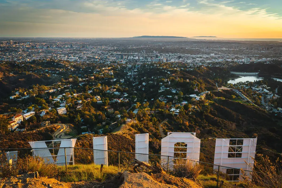 Widok na Los Angeles o zachodzie słońca, gdzie jest znak Hollywood.