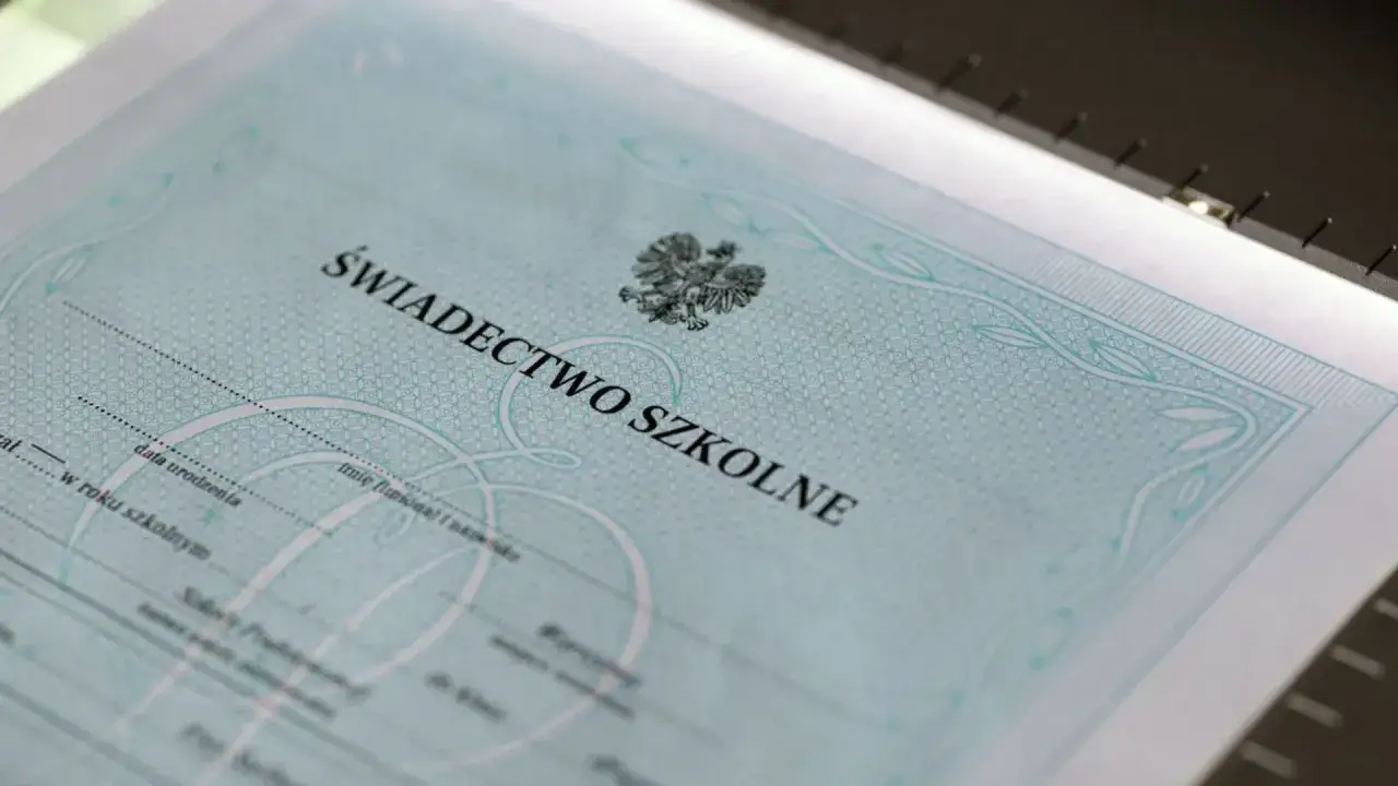Świadectwo szkolne, z orłem w koronie. Czy religia liczy się do średniej? To pytanie nurtuje wielu uczniów.