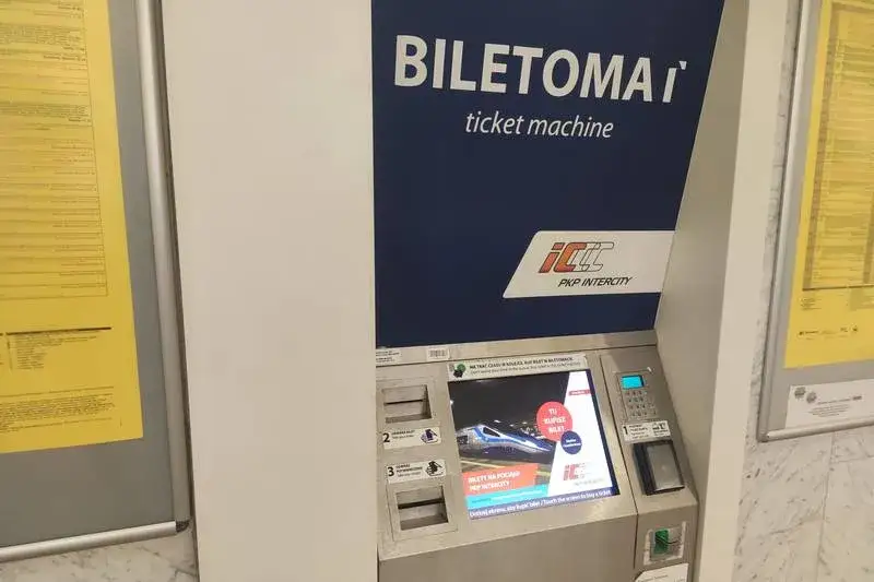 biletomat na dworcu kolejowym