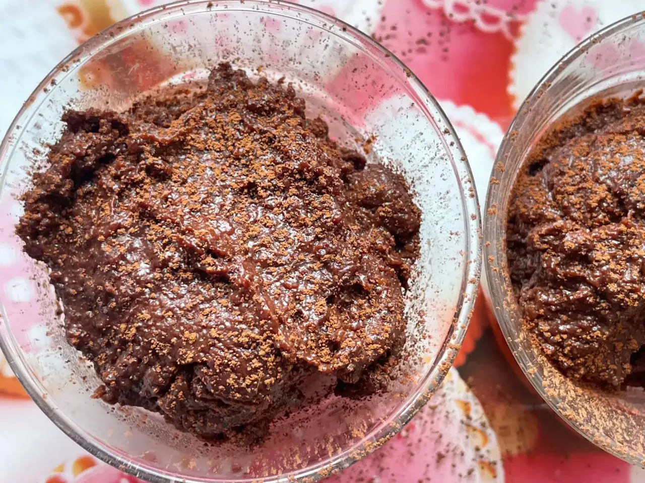 Czekoladowy deser z ryżu w pucharkach, posypany kakao. Ugotowany ryż co z nim zrobić? Oto inspiracja!