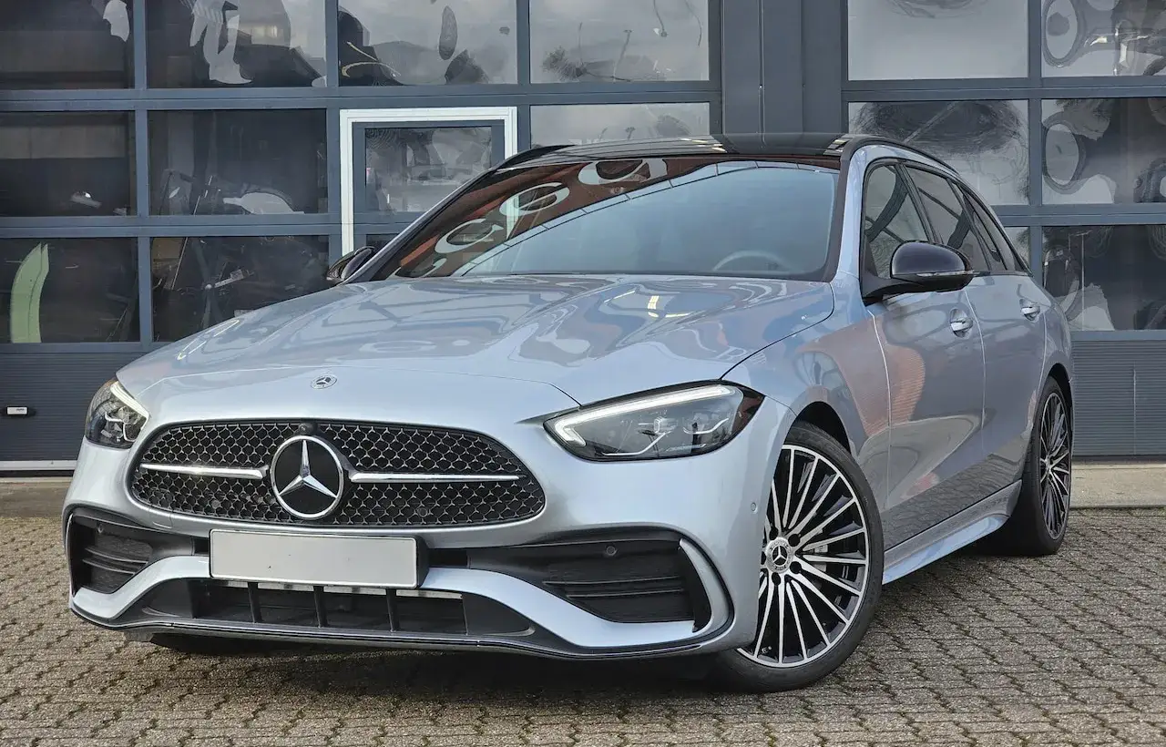 Srebrne kombi Mercedes-Benz Klasy C, z eleganckim grillem i felgami. Ile cm ma klasa c? To auto ma ok. 475 cm długości.