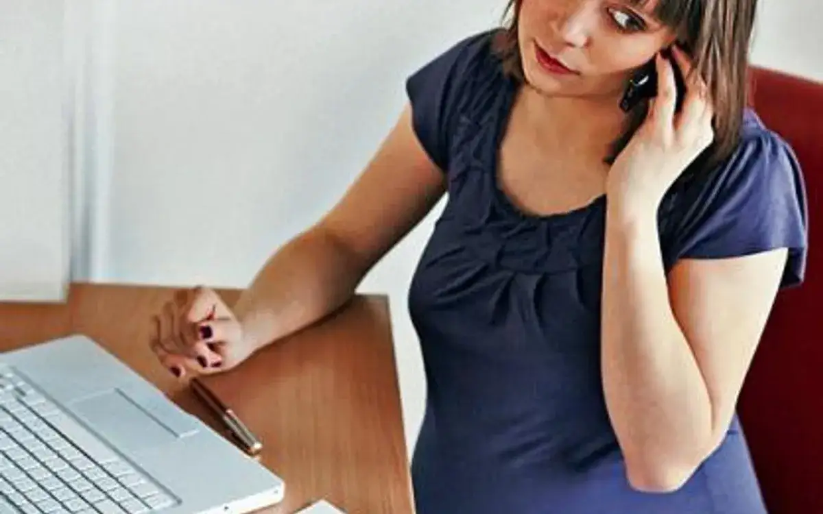 kobieta w ciąży na rozmowie kwalifikacyjnej