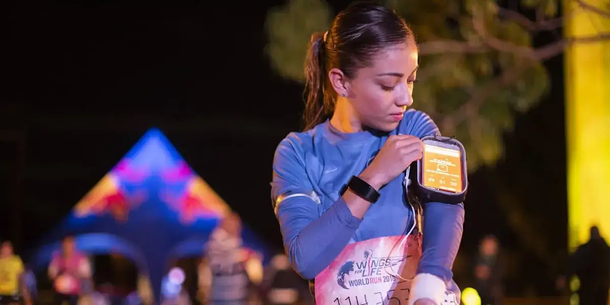 r&oacute;żne sposoby noszenia telefonu podczas biegania