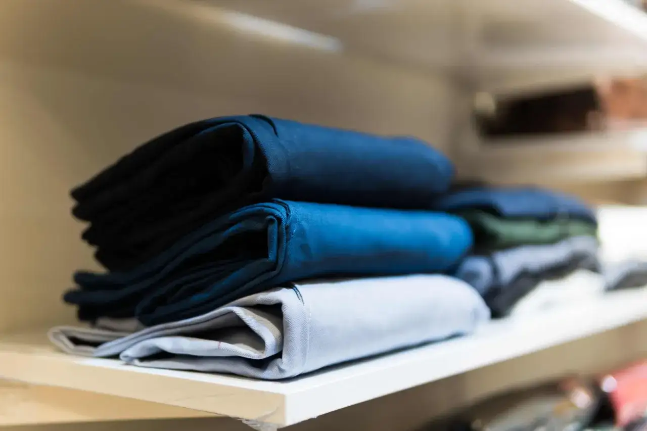 Zdjęcie Jak złożyć spodnie do walizki, aby uniknąć zagnieceń i zaoszczędzić miejsce