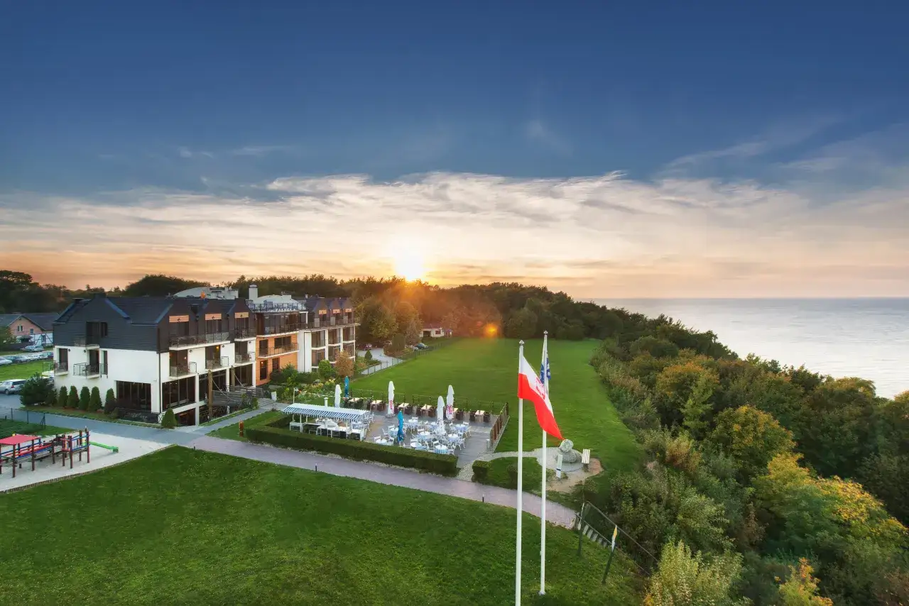 Idealne jastrzębia góra noclegi blisko morza. Hotel z widokiem na morze, basenem i placem zabaw.