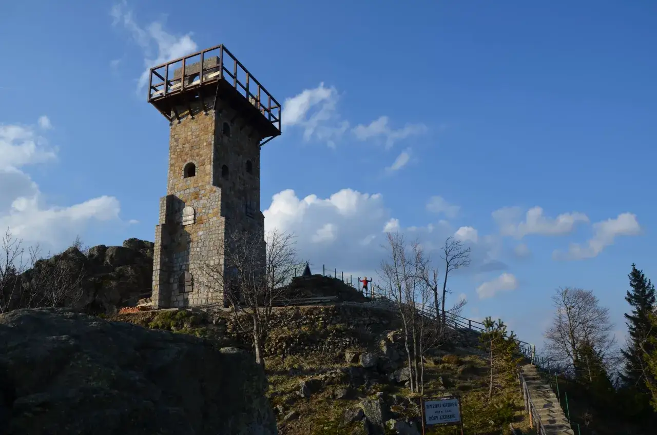 Kamienna wieża widokowa na szczycie Wysokiego Kamienia w Górach Izerskich. Widok z punktu widokowego zapiera dech w piersiach.