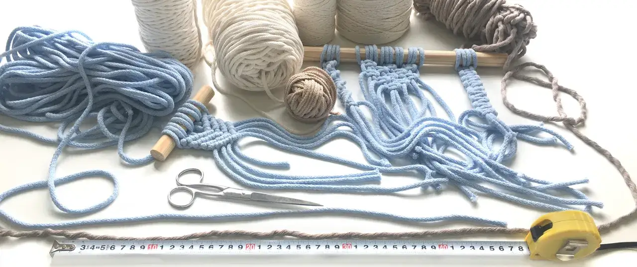 Narzędzia do makramy: sznurek, nożyczki, miarka. Dowiedz się, jak obliczyć długość sznurka do makramy, by stworzyć swoje dzieło.