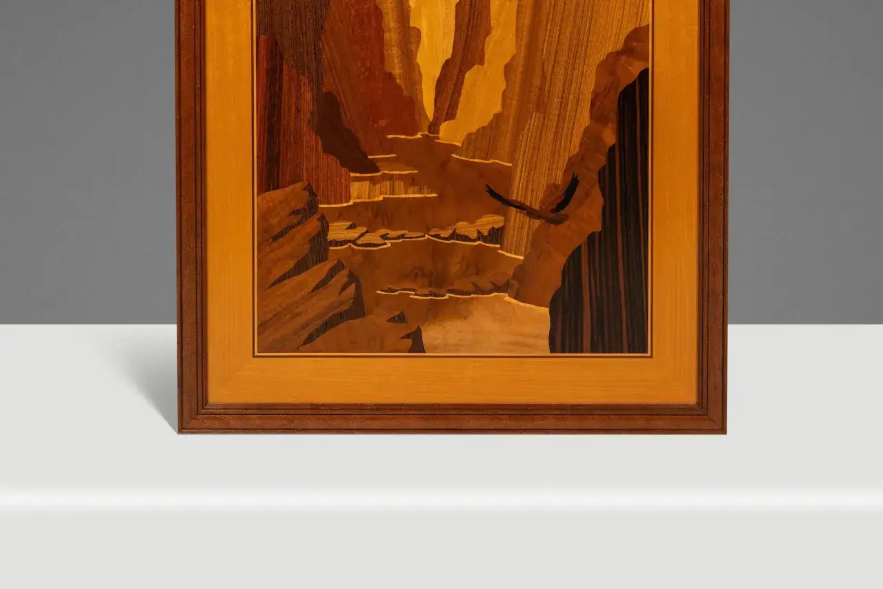 Wyjątkowe zdobienie drewna drewnem, przedstawiające kanion z wodospadem.