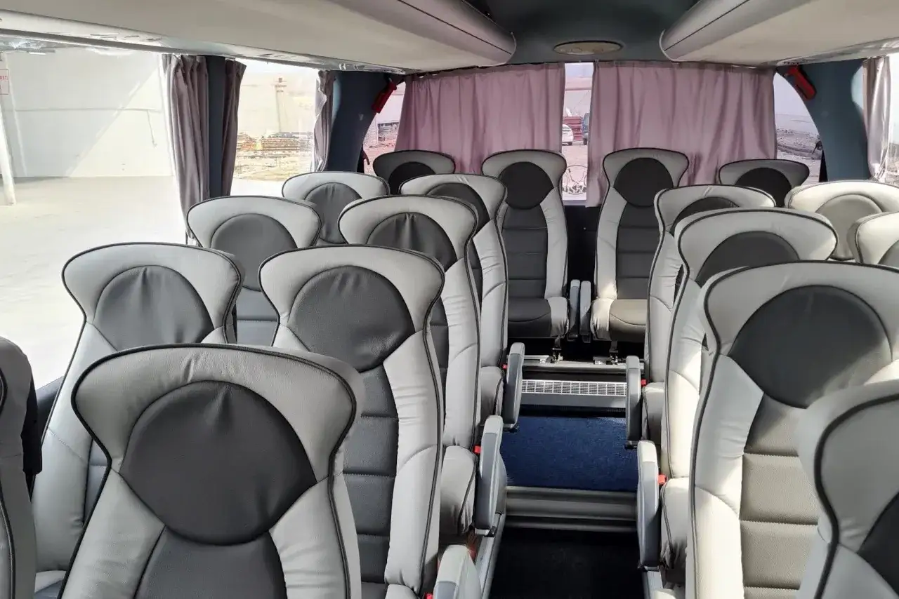 Komfortowe siedzenia w autokarze. Idealne, by dowiedzieć się, jak dojechać z Kutaisi do Batumi.