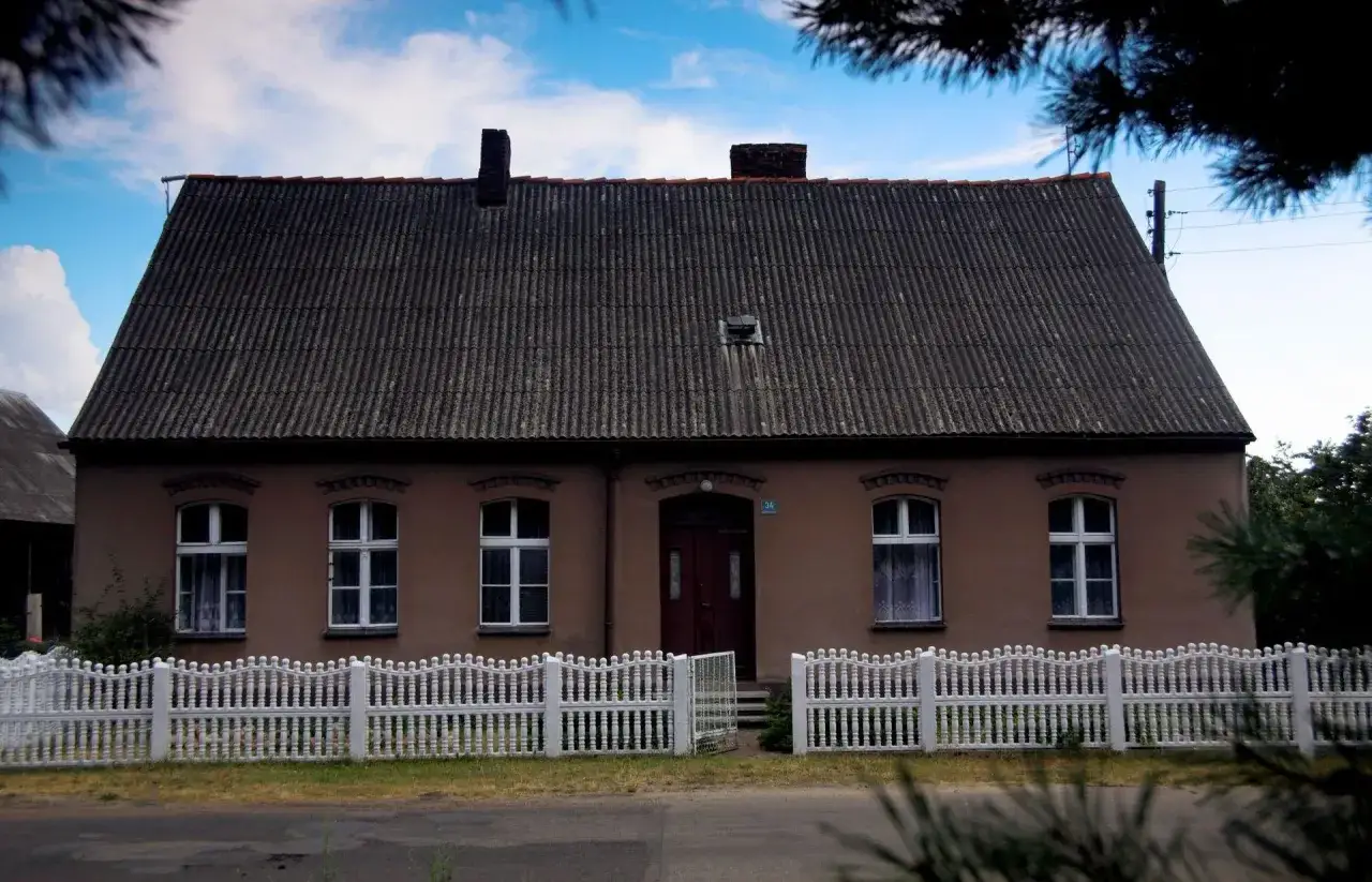 Dom z eternitem na dachu. Zastanawiasz się, ile kosztuje azbest?