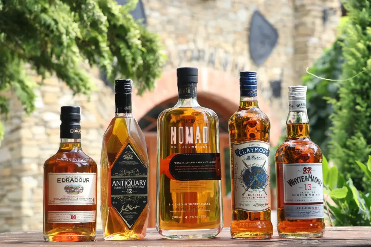 różne rodzaje butelek whisky do drinków
