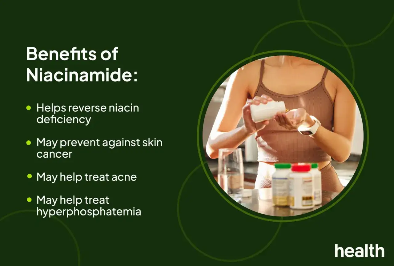 Kobieta bierze suplementy, w tym te na trądzik. Niacynamid ma wiele korzyści zdrowotnych.