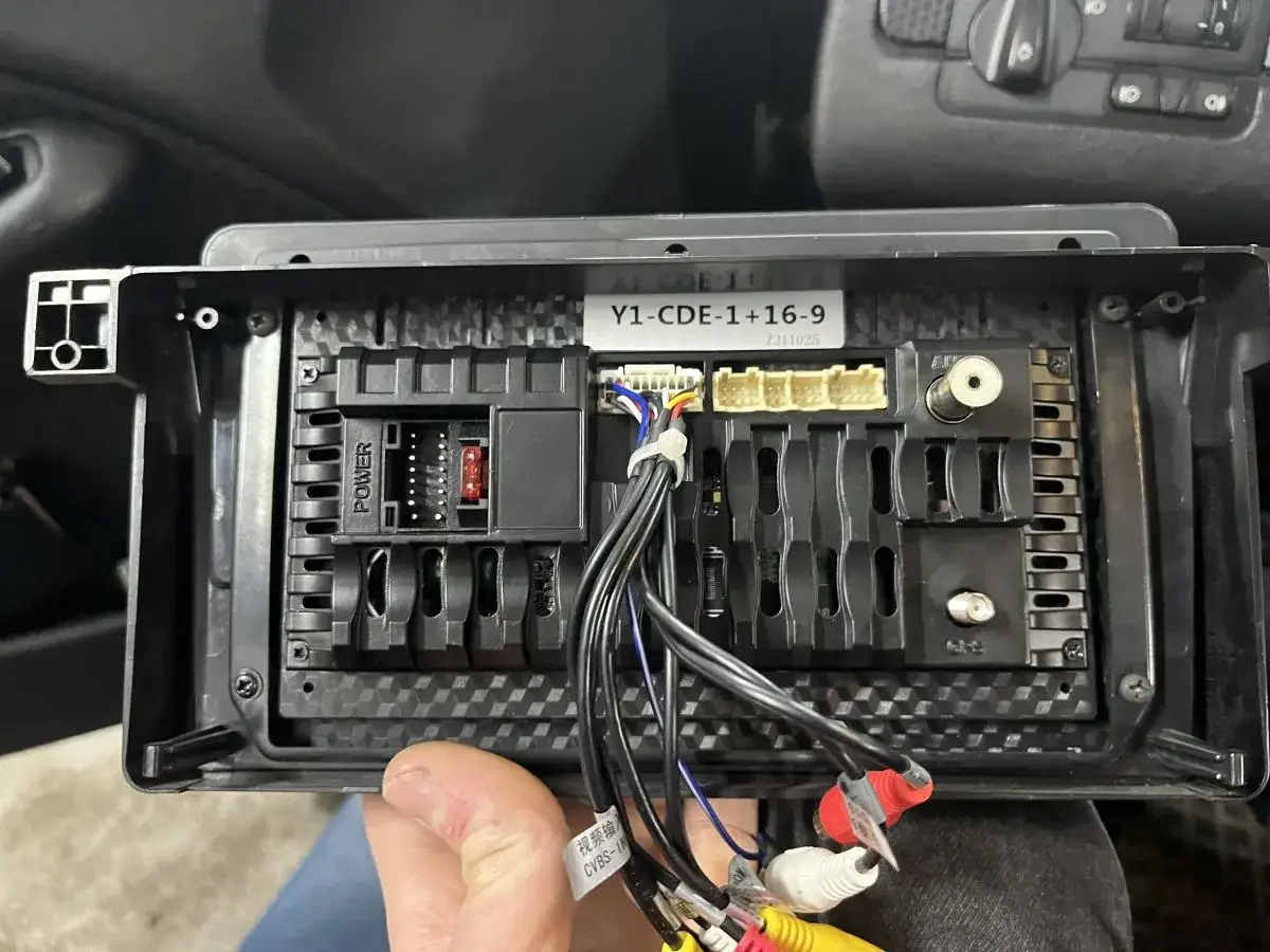 Tył chińskiego radia Android z widocznym złączem zasilania i przewodami. Może to pomóc w zrozumieniu, jak zresetować chińskie radio android.