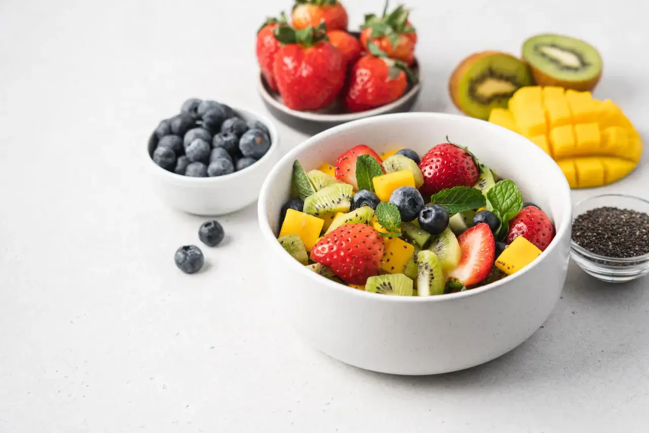 Kolorowa sałatka z truskawek, kiwi, mango i bor&oacute;wek &ndash; idealne owoce o niskim indeksie glikemicznym.