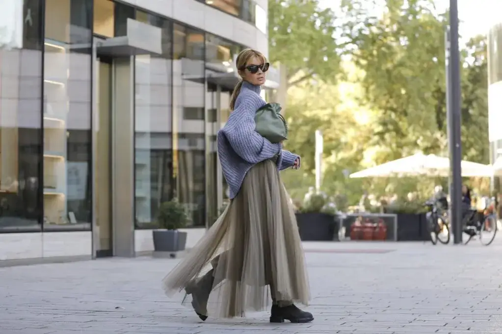 casualowa stylizacja z tiulową sp&oacute;dnicą i swetrem