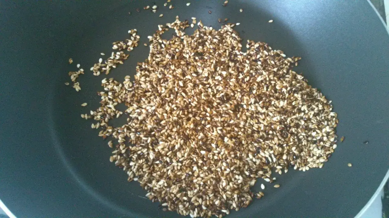 przypalony sezam na patelni