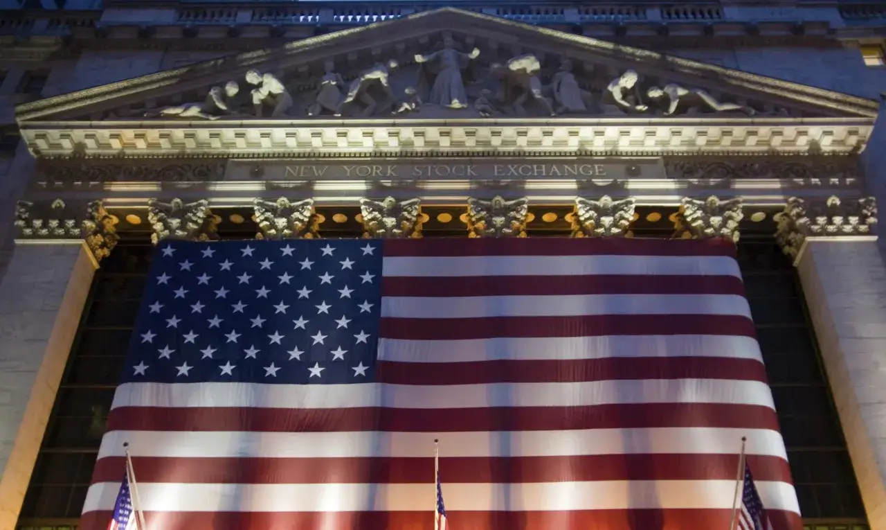 Flaga USA przed budynkiem New York Stock Exchange. Giełda w USA otwiera się o 9:30 czasu nowojorskiego.