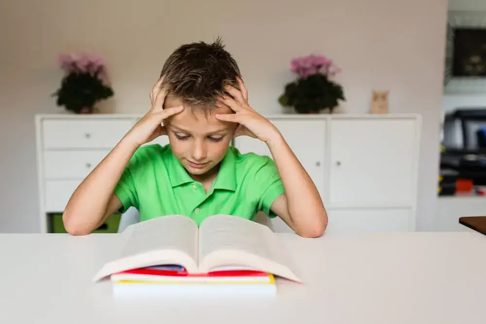 dziecko z trudnościami w czytaniu