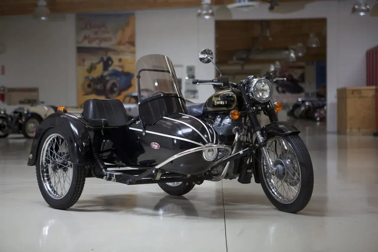 Elegancki, czarny motor z koszem Royal Enfield. Idealny do wspólnych podróży.