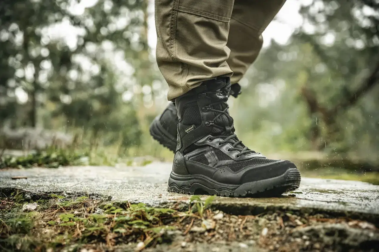 Jesienne wędr&oacute;wki w g&oacute;ry? Te solidne, czarne buty trekkingowe zapewnią komfort i bezpieczeństwo na mokrym szlaku.