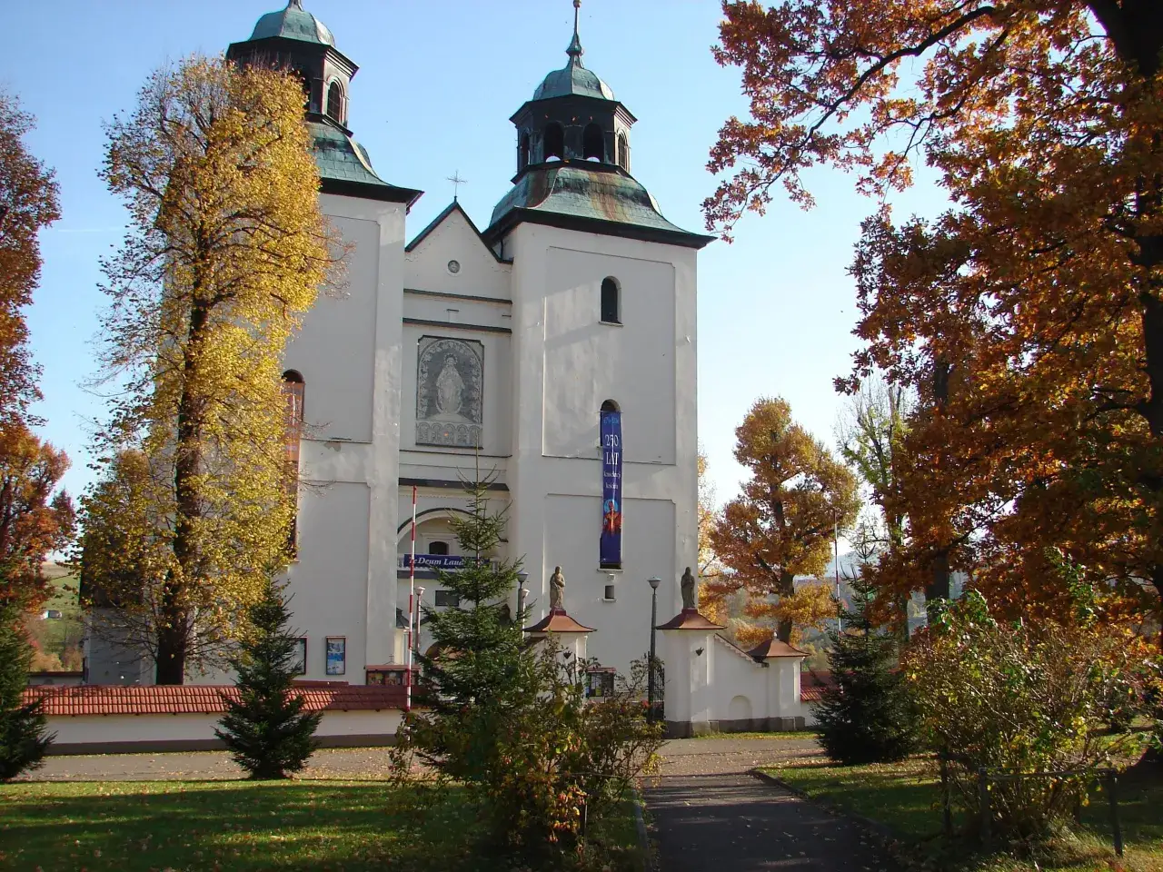Sanktuarium Matki Bożej Rychwałdzkiej widok z zewnątrz