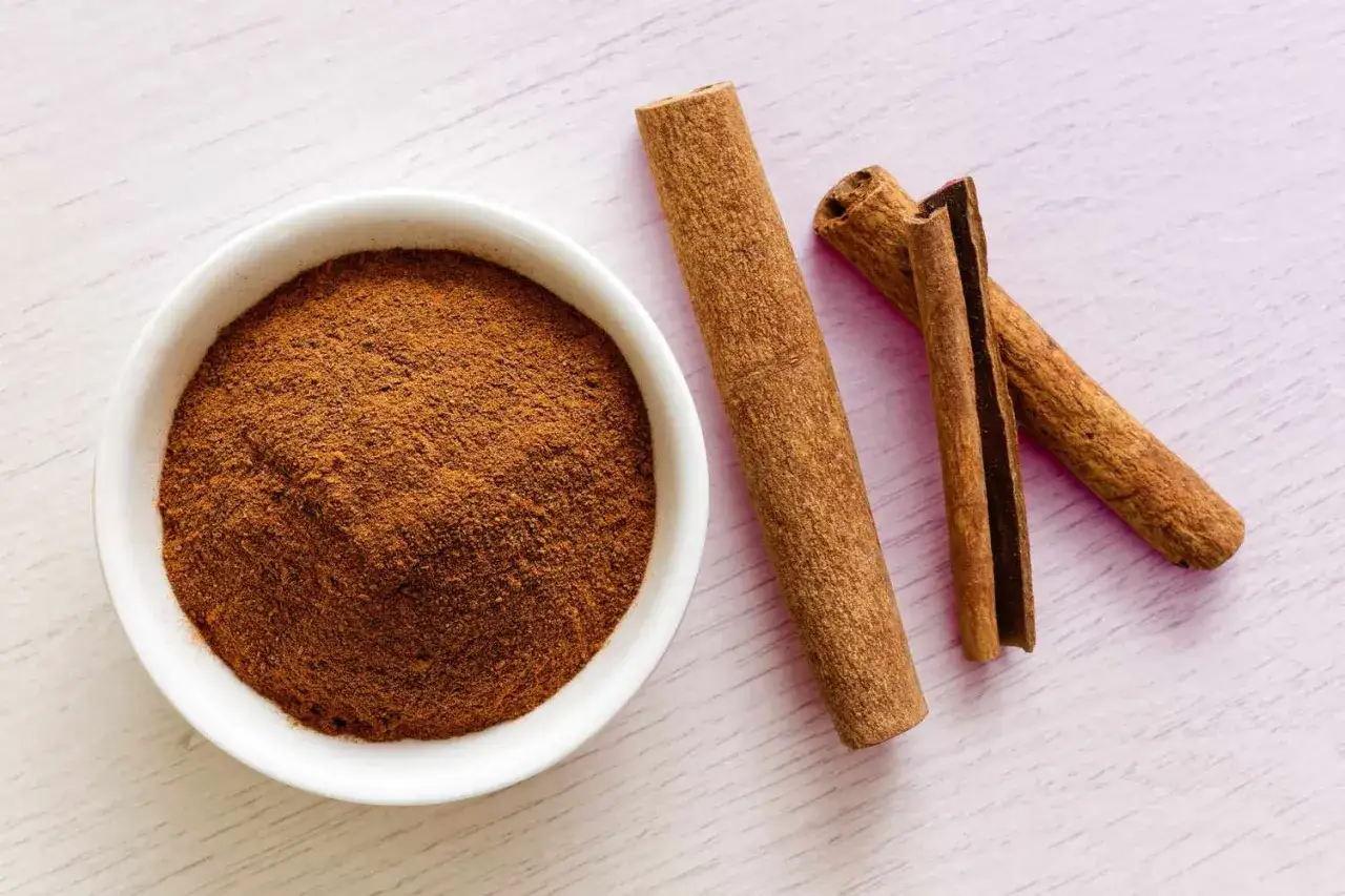 Miseczka z cynamonem mielonym i laski cynamonu. Jak sprawdzić czy cynamon to prawdziwy cynamon cejloński czy toksyczna kasja?