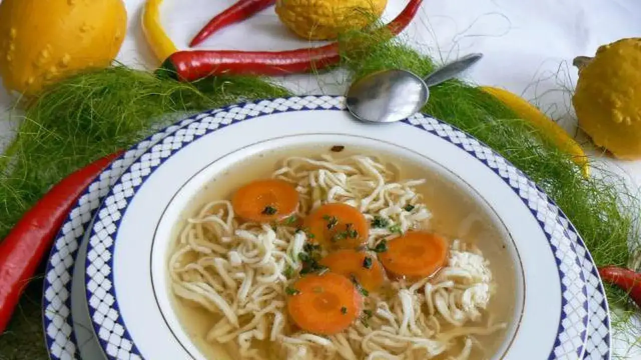 ros&oacute;ł z makaronem w misce, świeży lubczyk, marchewka