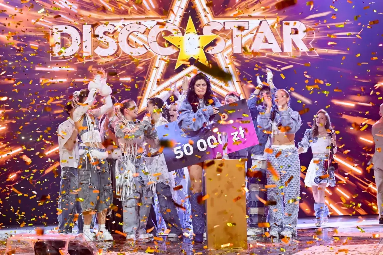 Zwyciężczyni Disco Star 2026 z nagrodą 50 000 zł, otoczona konfetti i innymi uczestnikami.