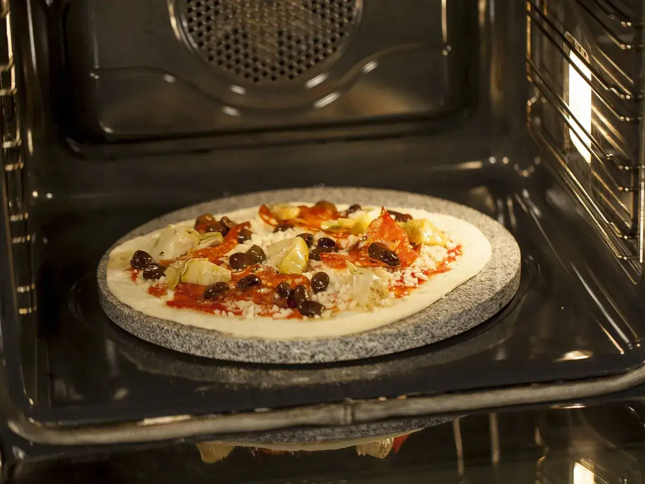 rozgrzany kamień do pizzy w piekarniku