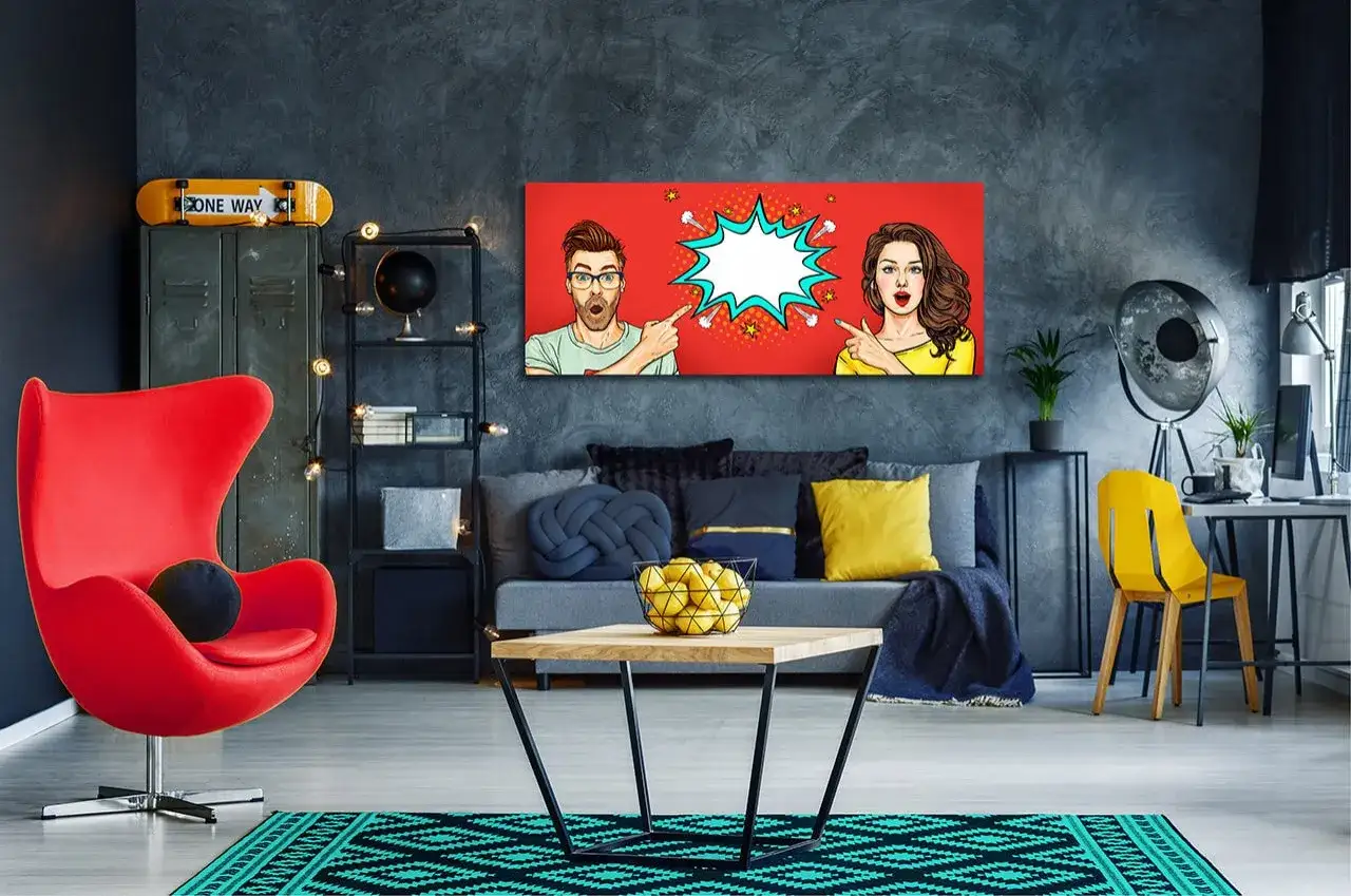 Nowoczesne wnętrza w stylu pop-art z grafiką pary wskazującej na pusty dymek. Czerwony fotel i żółte akcenty dodają energii.