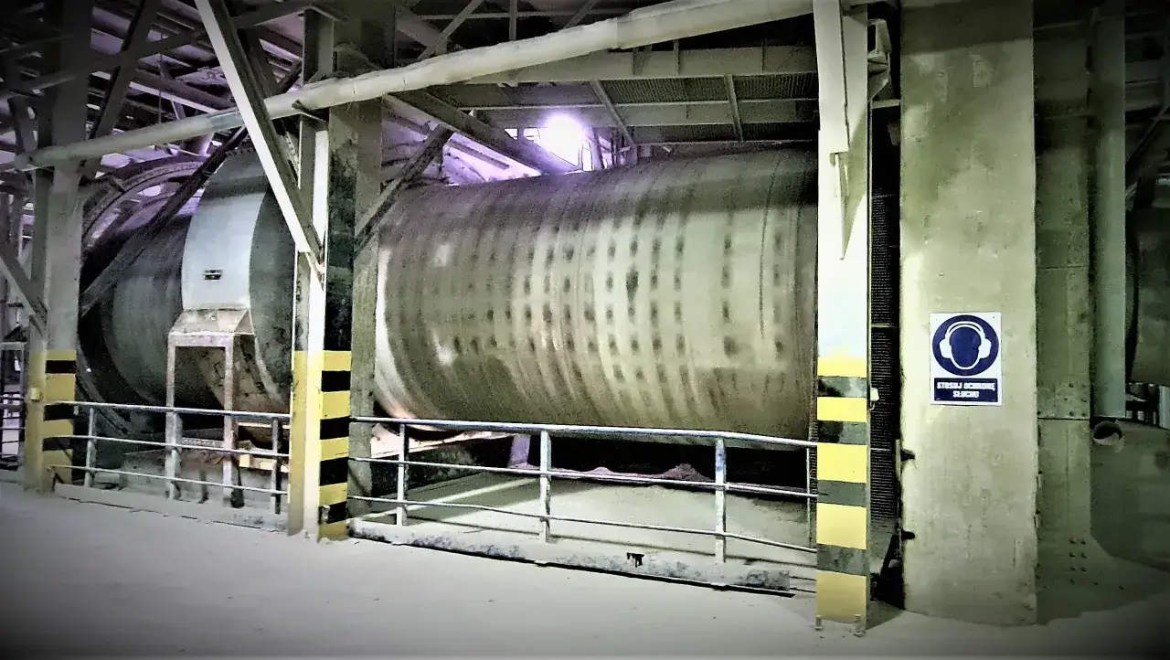 Wielki bęben w fabryce, gdzie z kamienia i innych surowców powstaje cement.