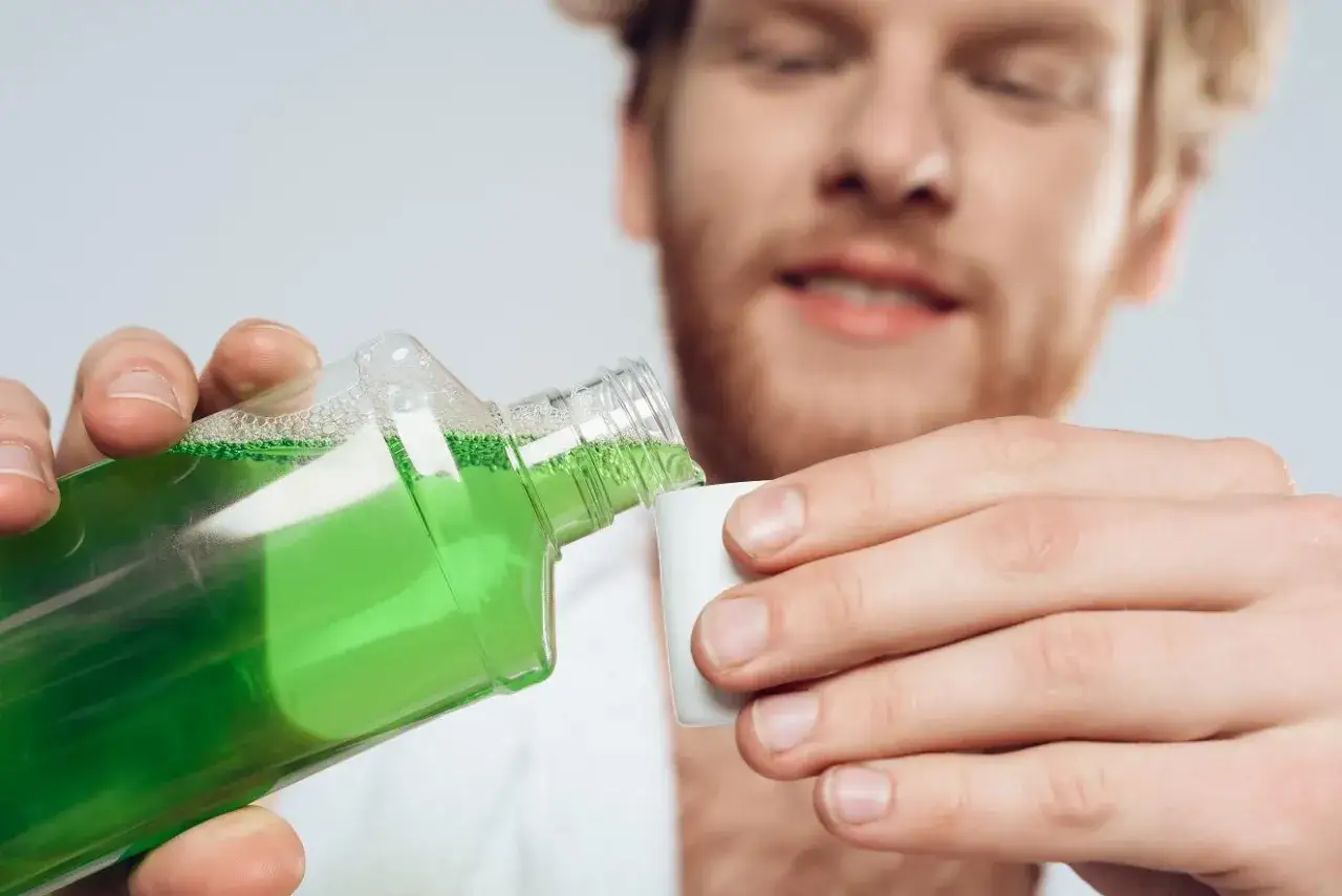 Por&oacute;wnanie płyn&oacute;w do płukania ust z alkoholem i bezalkoholowych tabela