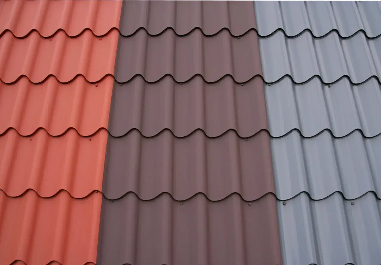 Trzy kolory blachodachówki: rudy, brązowy i szary. Idealne krycie dachu.
