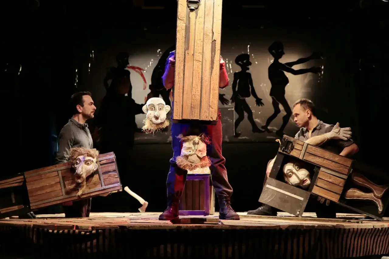 Makbet w teatrum mundi: kukły i aktorzy tworzą mroczną scenę.