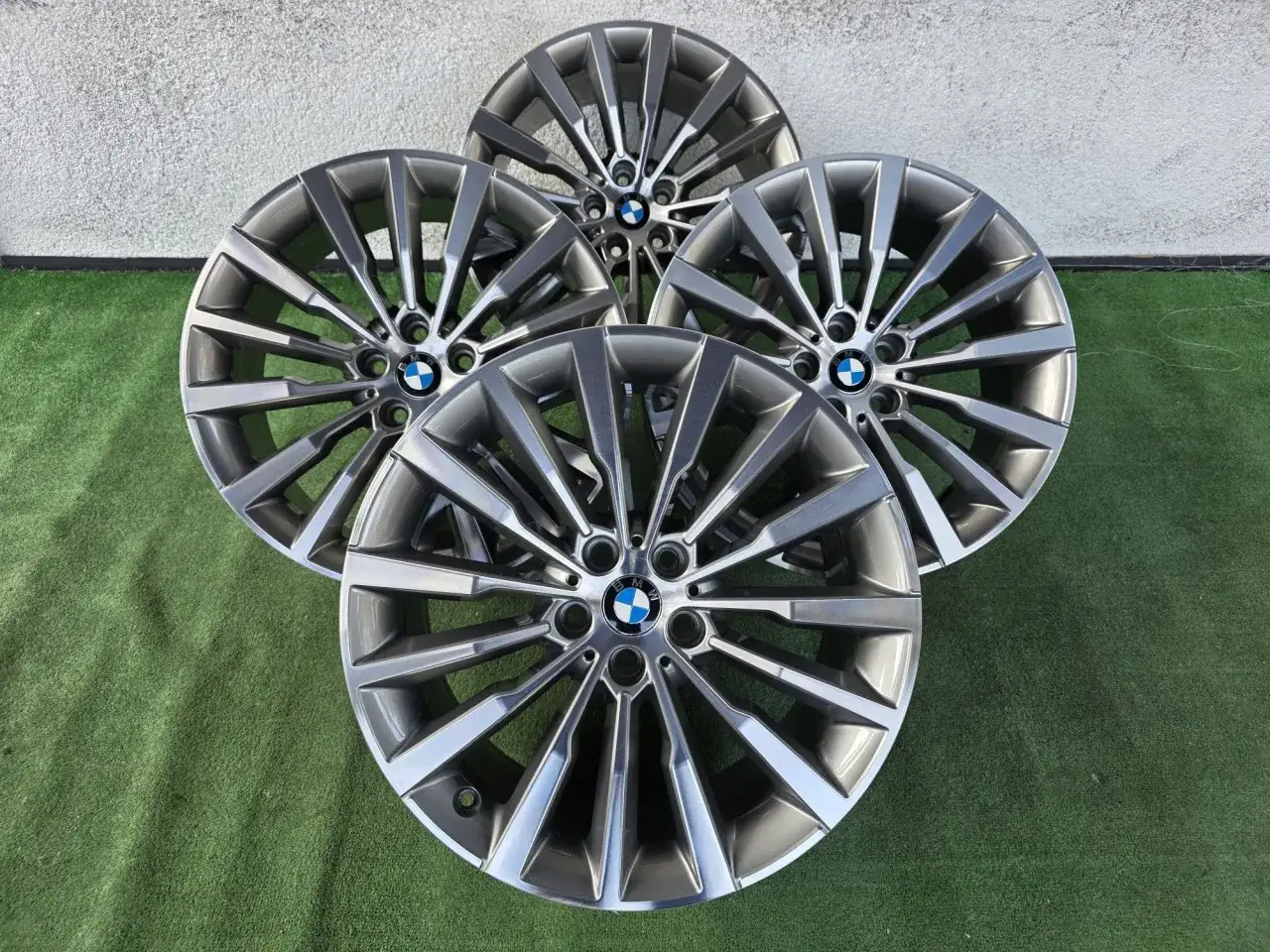 Cztery felgi BMW z charakterystycznym wzorem szprych, idealne do nadania autu sportowego stylu.