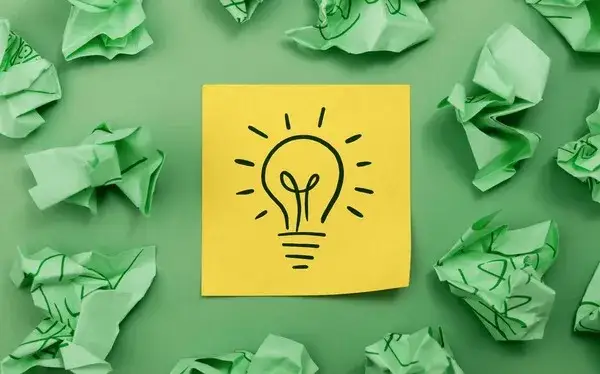 burza mózgów zespołu kreatywnego przy tablicy z notatkami