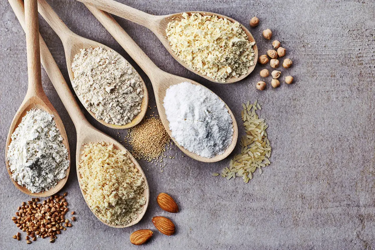 różne rodzaje zdrowych mąk i słodzików