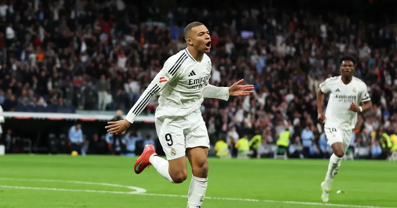 Piłkarz w białej koszulce z numerem 9 świętuje bramkę, a obok biegnie kolega z drużyny. To moment z meczu, który może wpłynąć na liga europy statystyki.