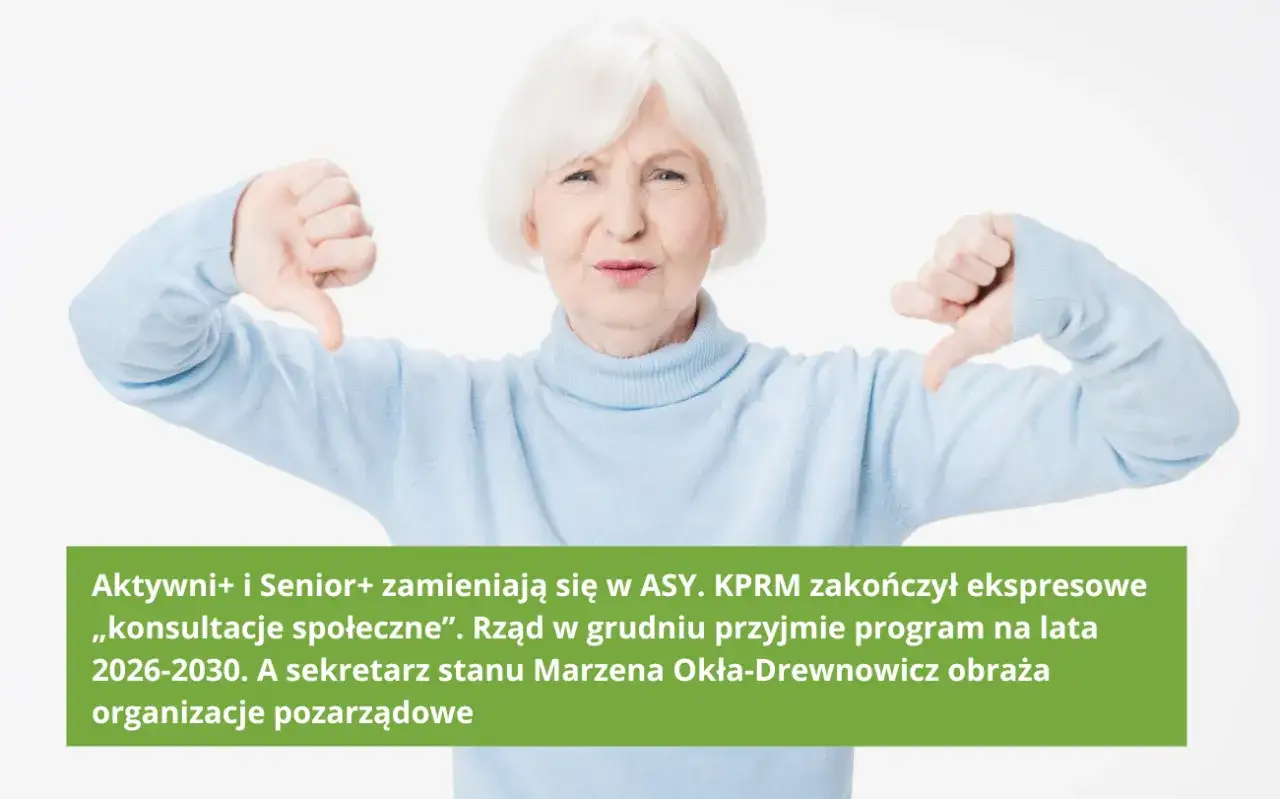 Starsza pani z grymasem na twarzy pokazuje kciuki w d&oacute;ł. To pokazuje, co to senior, gdy jego potrzeby są ignorowane.