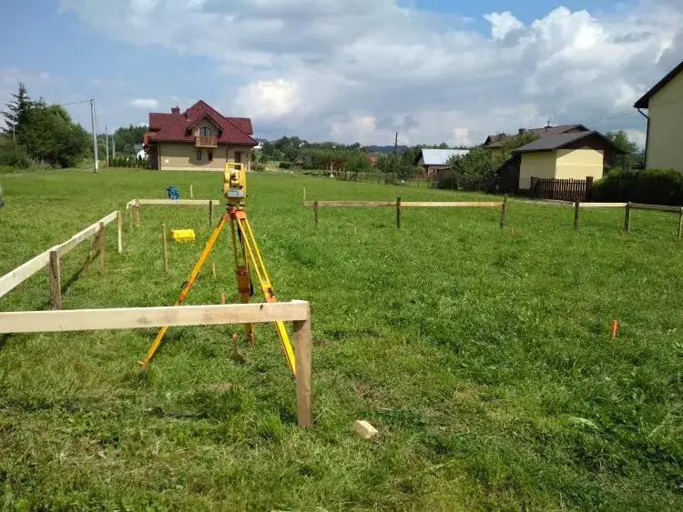 Geodeta wytyczający budynek na działce