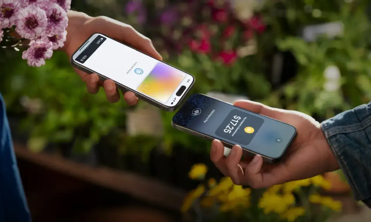 Osoba płacąca iPhonem zbliżeniowo do terminala