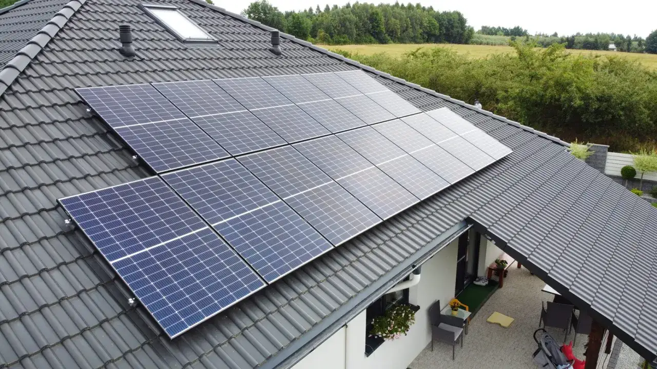 Panele fotowoltaiczne na dachu domu to ekologiczne rozwiązanie, kt&oacute;re wykorzystuje zalety energii słonecznej do zasilania gospodarstwa domowego.