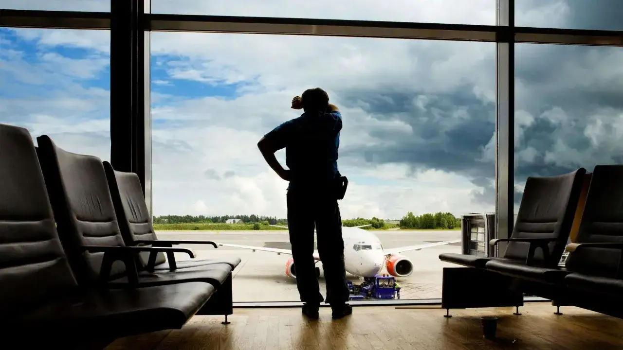 Czekam na lot na Zanzibar. Zastanawiam się, ile czasu leci się na Zanzibar, patrząc na samolot przez okno lotniska.