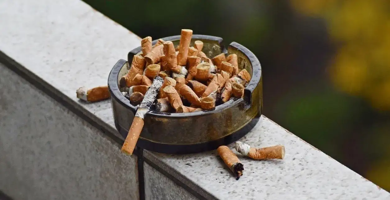 Zdjęcie Czy palenie na balkonie jest karalne? Sprawdź, co grozi palaczom