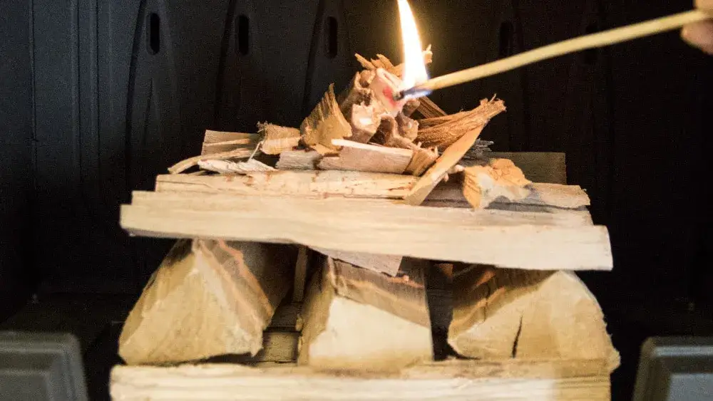 Zdjęcie Jak rozpalić mokre drewno w kominku bez dymu i frustracji