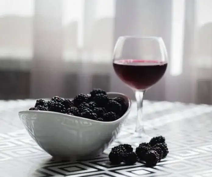 Zdjęcie Jak zrobic wino z jeżyn - prosta receptura na domowe wino